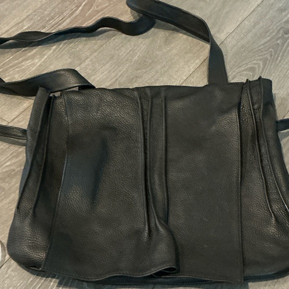 Elegant Black Crossbody Bag - Picture 1 of 12